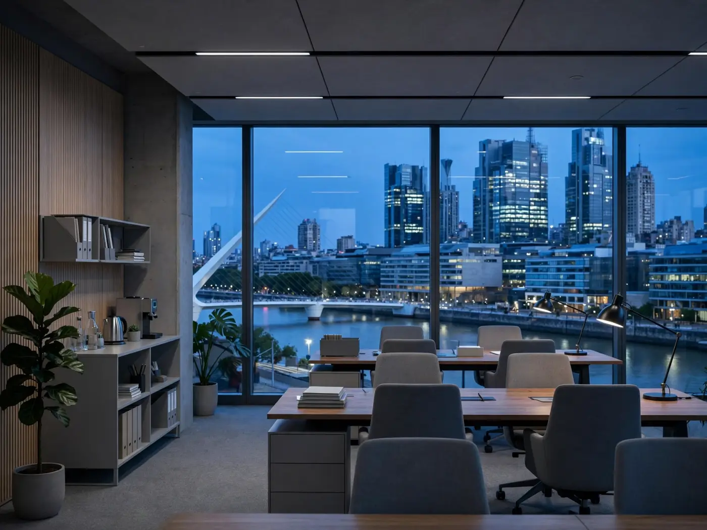 Interior de oficina moderna en Buenos Aires con grandes ventanales y vista a la ciudad